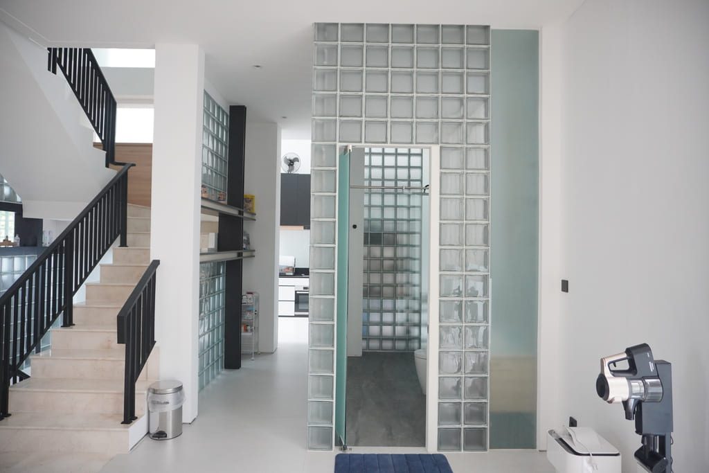 2. Keindahan ruang mandi dengan glass block