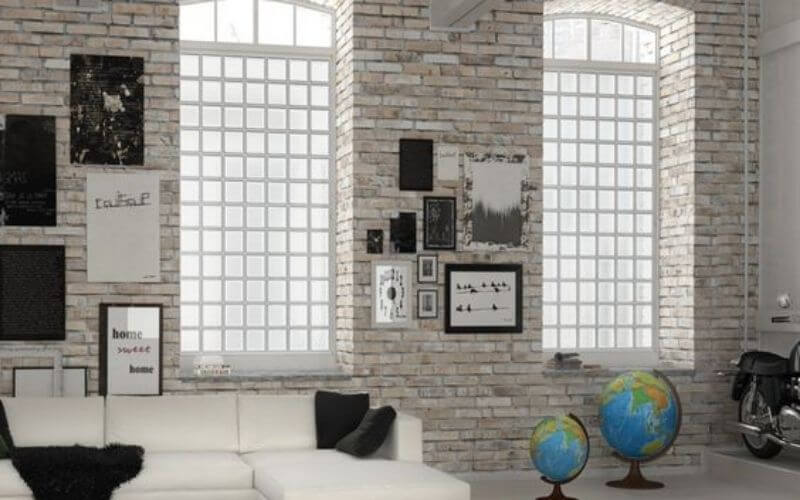 ide interior ruang tamu dengan glassblock sebagai jendela
