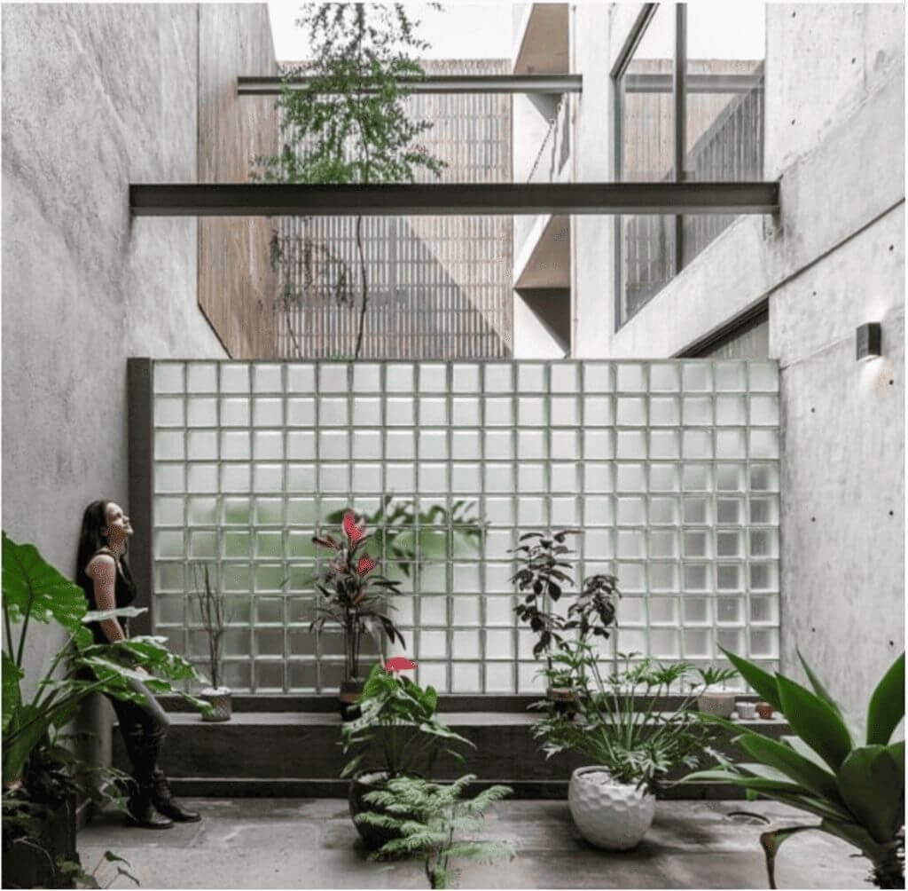 Glass Block dalam Desain Inner Courtyard Modern Memaksimalkan Cahaya ke Dalam Bangunan-1