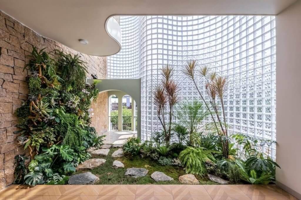 Glass Block dalam Desain Inner Courtyard Modern Memaksimalkan Cahaya ke Dalam Bangunan